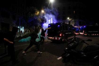 Un manifestante intenta golpear un vehículo policial en Barcelona, Cataluña, este 17 de febrero de 2021. REUTERS/Albert Gea