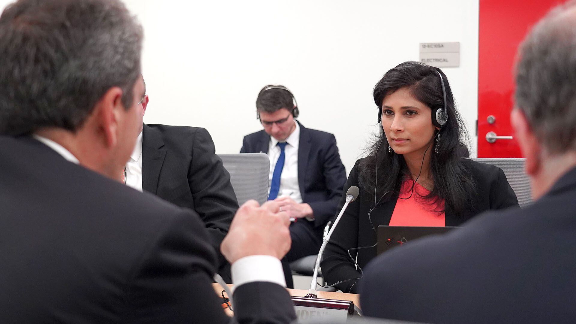 Massa, de espaldas, en uno de sus enfáticos intercambios con Gita Gopinath, la subdirectora del FMI
Foto NA