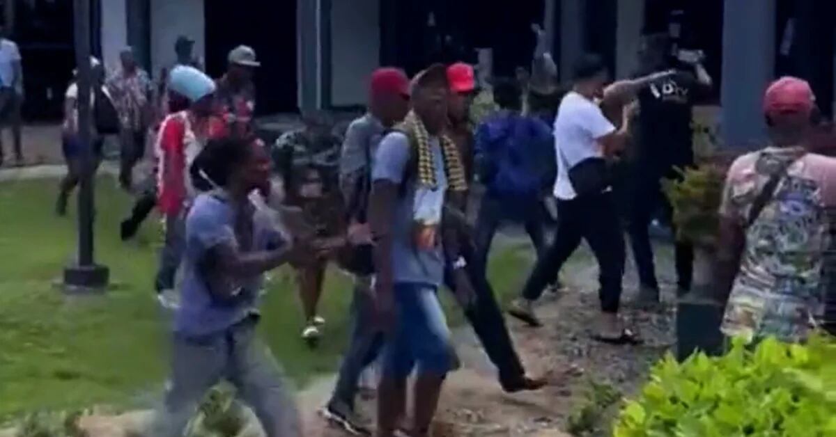 Tension in Suriname: Protesters looted the capital and stormed the parliament demanding the resignation of the president