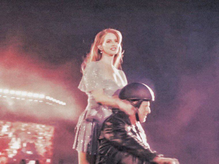 Luego de diez años, Lana del Rey volvió al Festival de Coachella montada en una motocicleta. (Créditos: Coachella Live/YouTube)