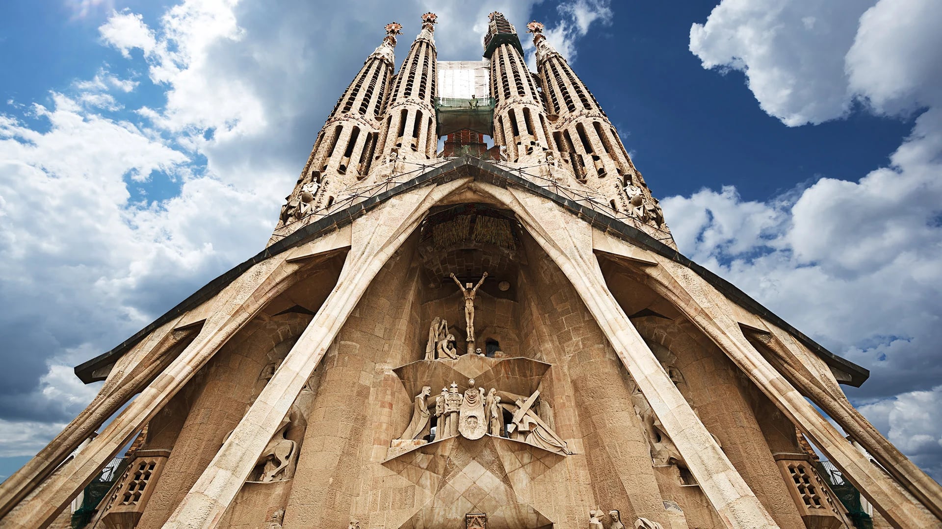 La verticalidad es una de las características de la iglesia que propone Gaudí con el objetivo simbólico de elevarse hacia Dios: una forma de pirámide desde el exterior, una altura elevada en las naves y unos pináculos, en la cumbre de las torres, que parecen confundirse con el cielo