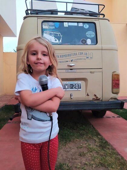 A bordo de "Huella", una volkswagen kombi modelo ’83 que ahora está estacionada en el jardín de su casa, montaron un estudio de radio desde el cual graban programas que publican en la página web de su proyecto: www.kombirutera.com.ar 