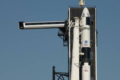 El brazo de acceso de la tripulación se coloca en posición en un cohete SpaceX Falcon 9 con la nave espacial Crew Dragon (NASA/Bill Ingalls/Handout via REUTERS)