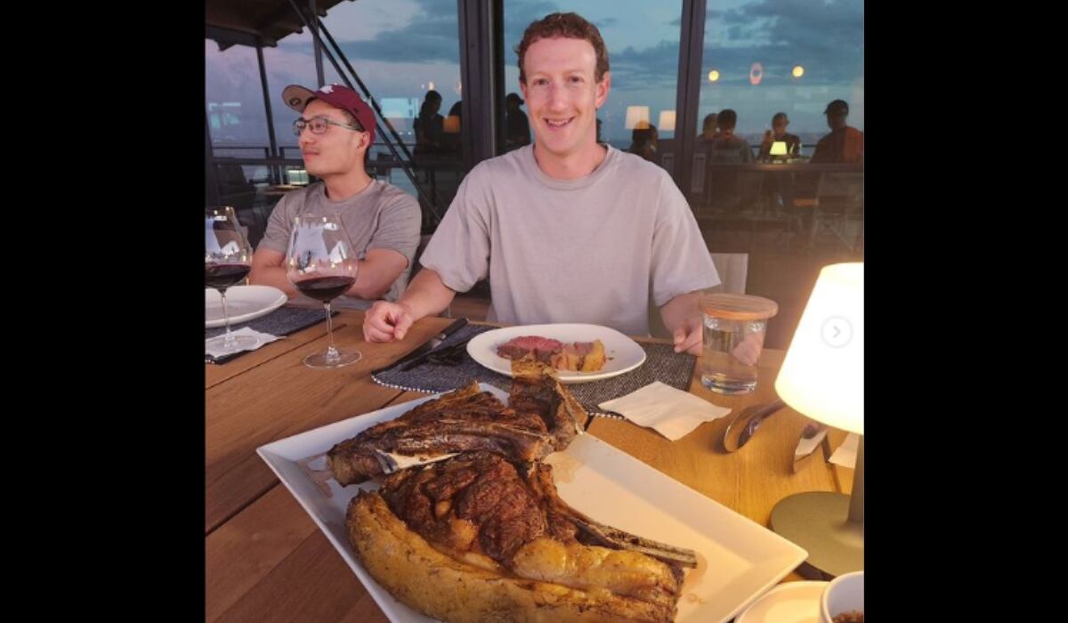 Mark Zuckerberg en Ko'olau Ranch en Kauai probando la carne de vacuno que produce. (@zuck)