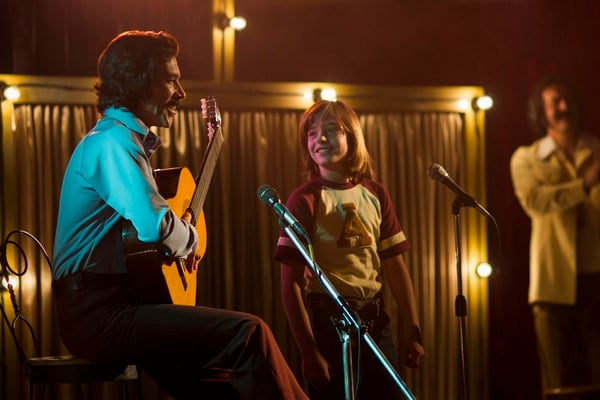 Luisito Rey (Óscar Jaenada) y Luis Miguel (Izan Llunas) en una escena de la bioserie