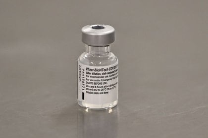 Pfizer / Bioentech COVID-19 Vacuna COVID-19 antes de una botella (Foto: Piscina por REUTERS)