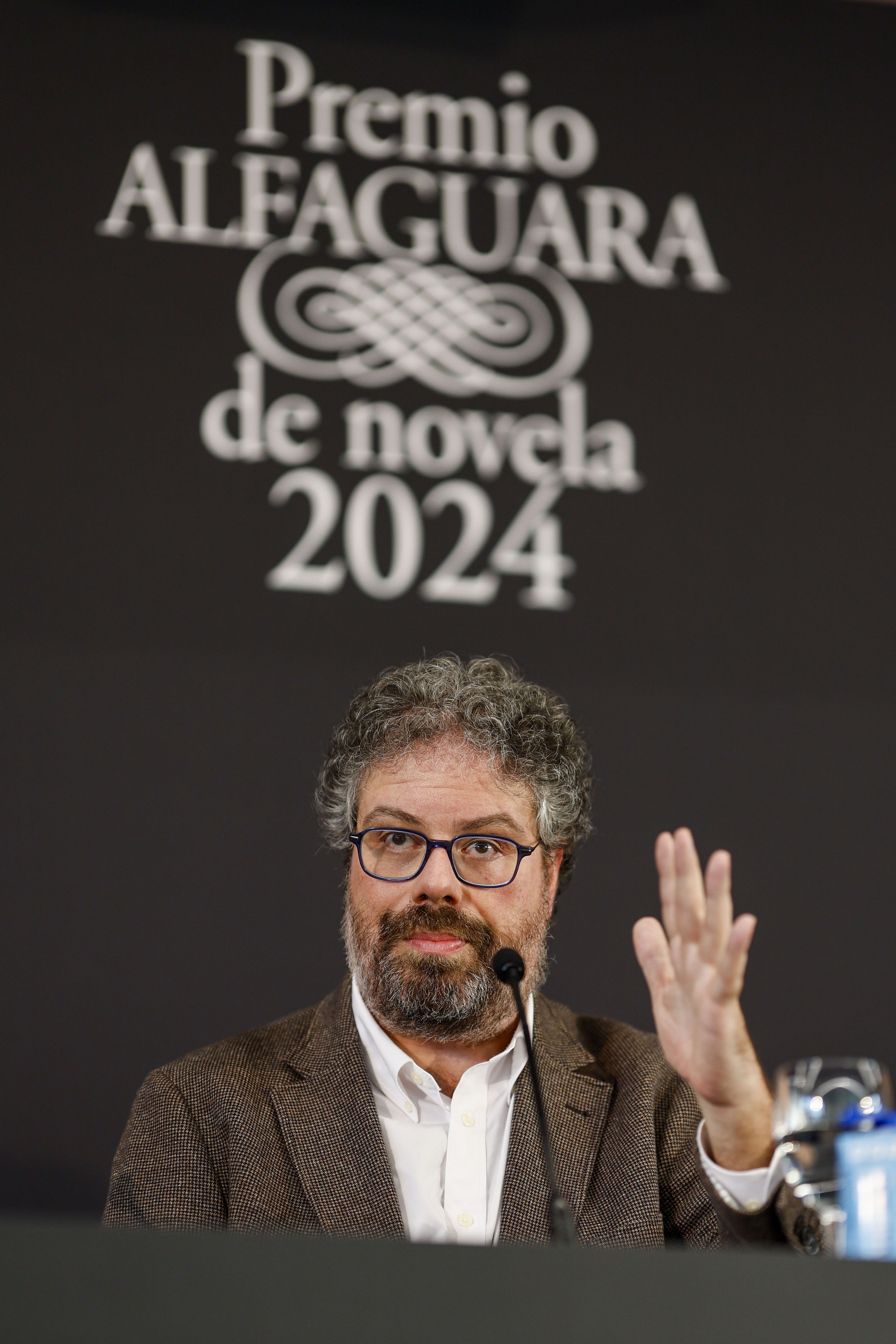 Sergio del Molino durante una rueda de prensa en Madrid, tras ser galardonado con el XXVII Premio Alfaguara (Foto: EFE/ Rodrigo Jimenez)