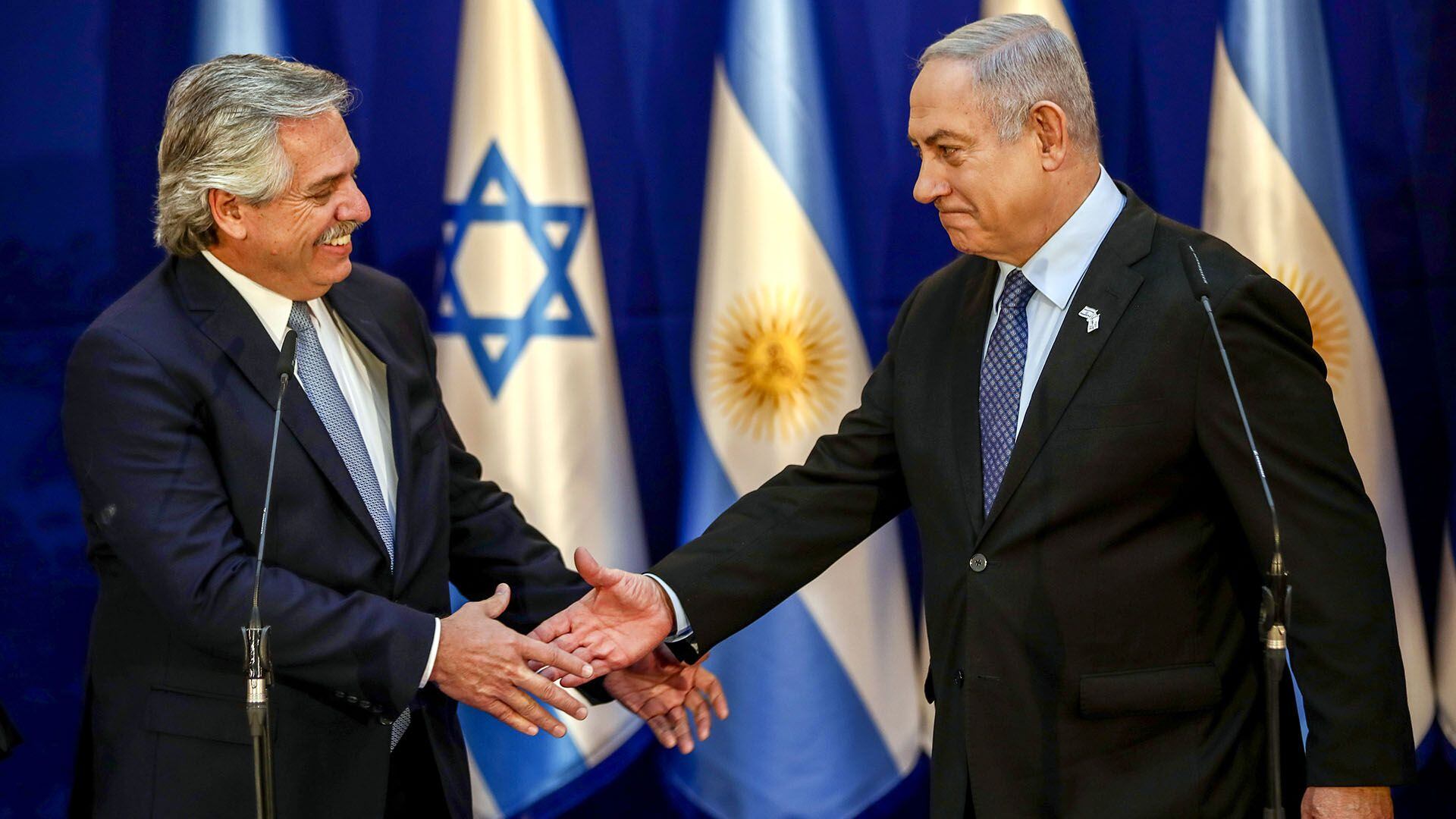 24 de enero de 2020, homenaje en Jerusalen al Holocausto. Alberto Fernández con el premier israelí, Benjamin Netanyahu, momento sorprendente de la política exterior del Presidente, que le abrió la puerta a reuniones con los principales líderes europeos. 