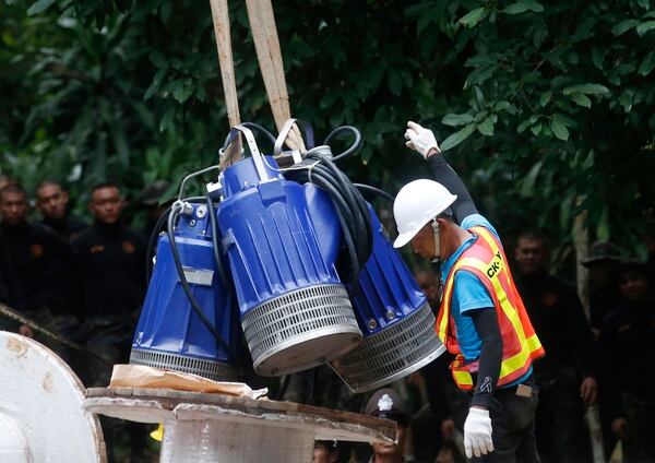 Socorristas trasladan bombas para drenar el agua de la cueva y facilitar las labores de rescate. (AP Photo/Sakchai Lalit)