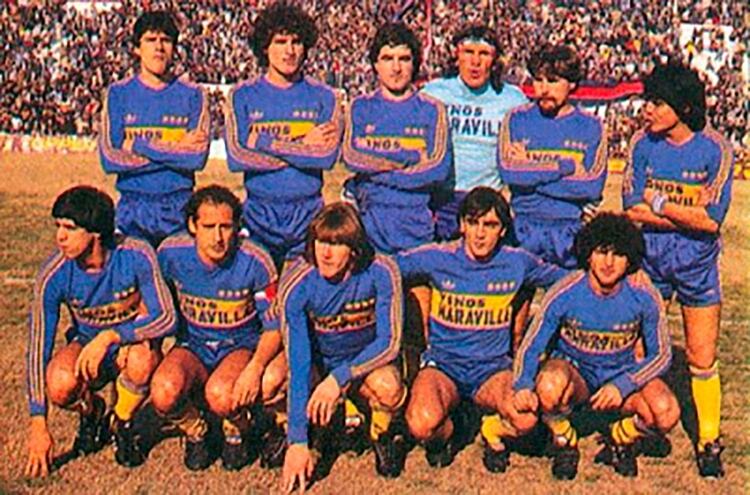 Boca 1983: Hugo Alves, Oscar Ruggeri, Ariel Krasouski, Hugo Gatti, Roberto Passucci, Carlos Córdoba. Abajo: Jorge Domínguez, Juan José López, Ricardo Gareca, Jorge Vázquez y Carlos Mendoza. Su arquero también fue un adelantado y llegó a tener una publicidad de un restaurante en su buzo: Paparazzi