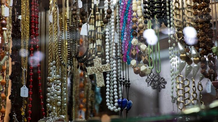 Hay todo tipo de accesorios para la dama y el caballero. Rosarios, perlas, colgantes de tela, para completar el look. Algunos fueron usados por famosos, otros donados por anÃ³nimos