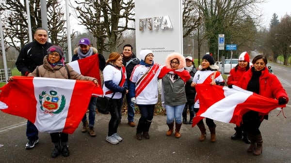 Decenas de peruanos se acercaron a la FIFA para apoyar al delantero (Reuters)