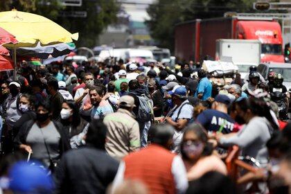 Una multitud de personas visita el mercado de pescados y mariscos La Nueva Viga durante el brote de coronavirus en Ciudad de México, México (Foto: Luis Cortés/REUTERS)