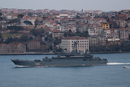 La nave rusa Ropucha navegando en el Bósforo, Estambul, Turquía. REUTERS/Murad Sezer