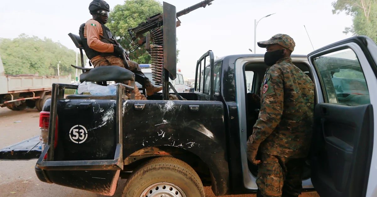 Eine nigerianische bewaffnete Gruppe verbrennt einen Priester bei einem Angriff auf sein Haus in Zentralnigeria.