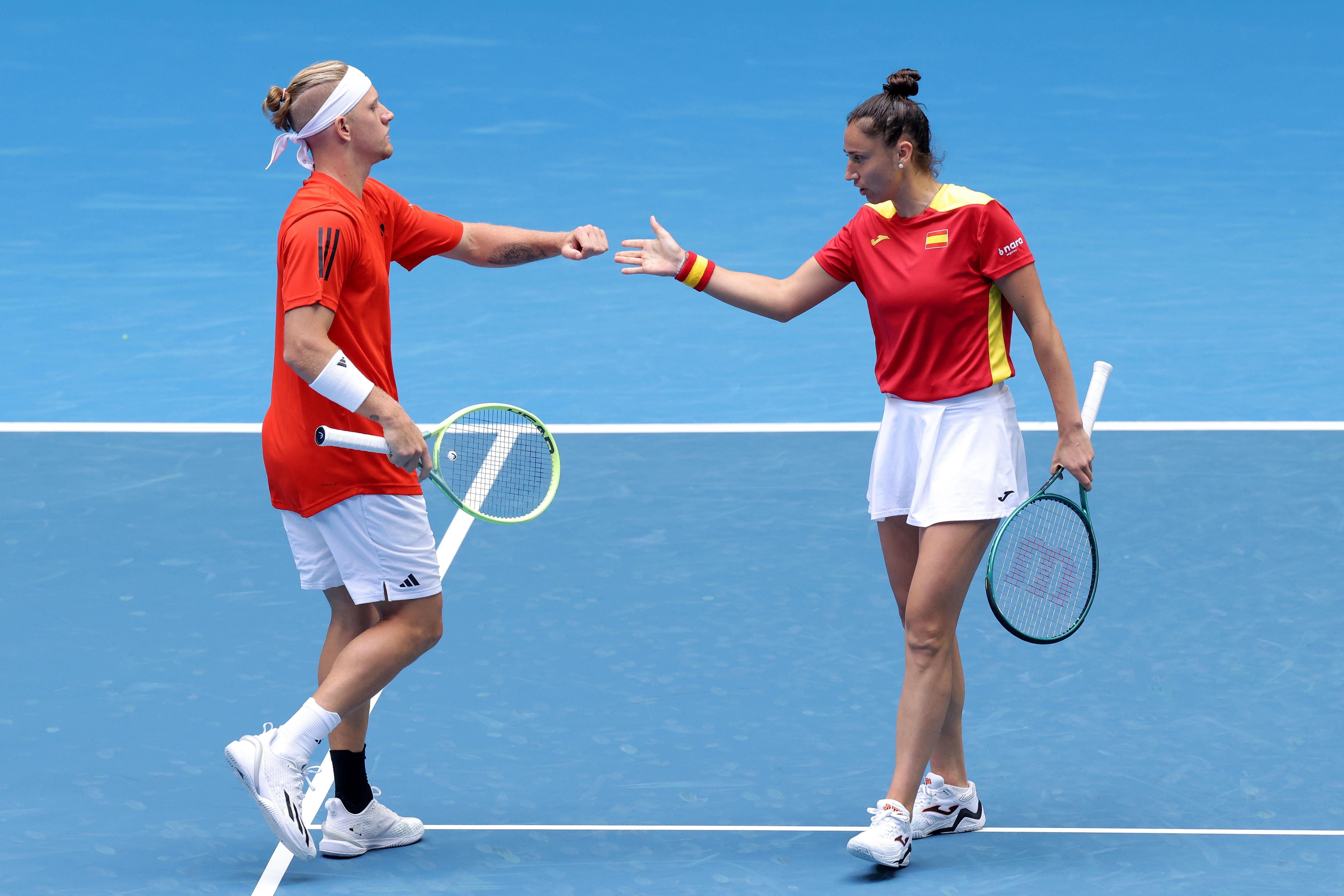 Sara Sorribes Tormo y Alejandro Davidovich durante su partido de dobles ante Brasil en la jornada inaugural de la United Cup de tenis en Perth, Australia. EFE/EPA/RICHARD WAINWRIGHT