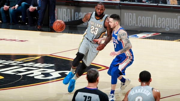 LeBron James aportó 30 puntos, 9 rebotes, 8 asistencias y un robo en la derrota de los Cavs (Getty Images/AFP)