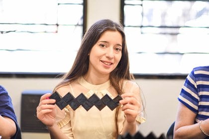 Jessica Pullo, la diseñadora que hace carteras y bolsos con sachets de leche y paquetes de galletitas 