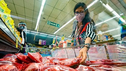 La secretaria de Comercio Interior, Paula Español, en una de las recorridas por los supermercados para controlar los precios