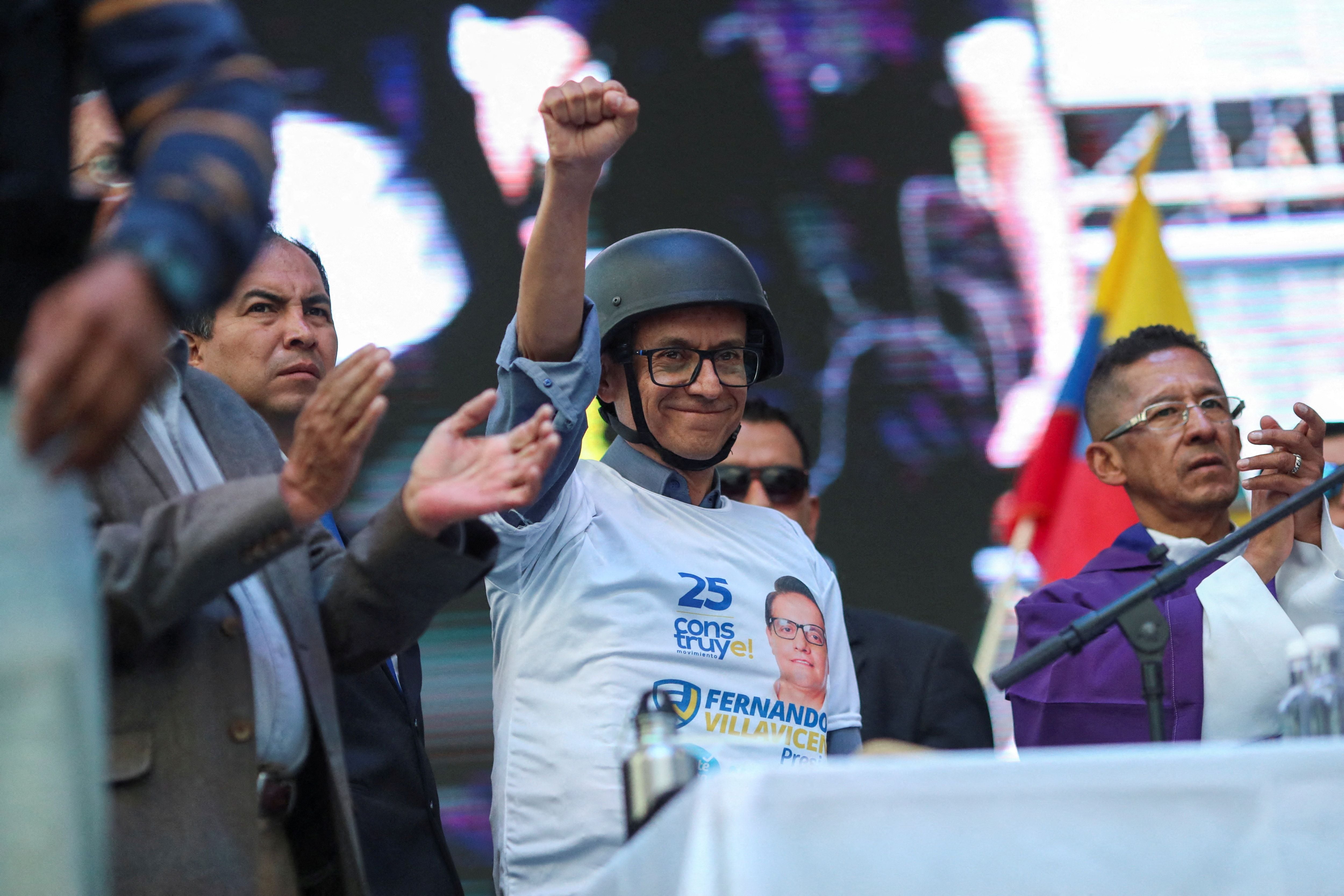 El candidato presidencial ecuatoriano Christian Zurita gesticula mientras lleva un casco balístico y una camiseta con la imagen del candidato presidencial asesinado Fernando Villavicencio (REUTERS/Henry Romero)