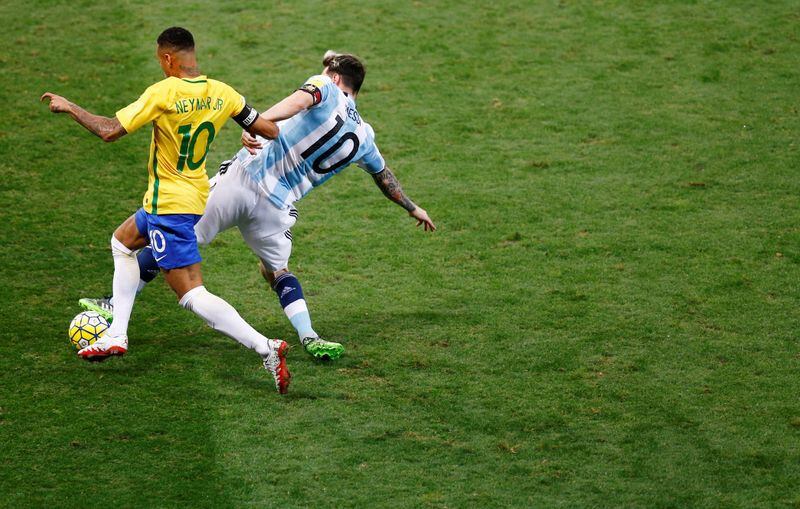 Diez contra diez, símbolos de las selecciones de Brasil y Argentina, los amigos estarán enfrentados en la final de la Copa América. Una historia en común los une.