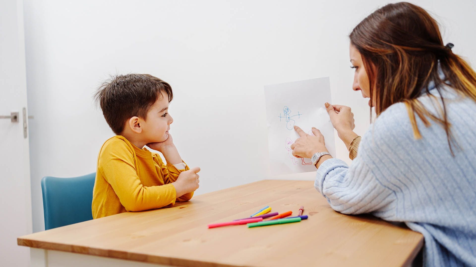 "Para hablar, necesitamos principalmente que exista una audición normal, que no haya problemas en la interacción social y un aparato motor del habla normales", destacan los pediatras (Getty)