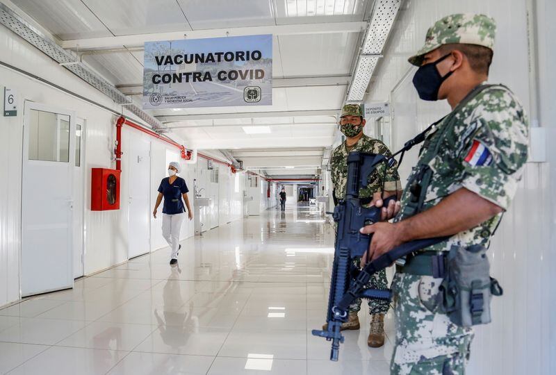 Soldados de Paraguay haciendo guardia frente a un vacunatorio contra el COVID-19 en Itaugua (Foto: REUTERS/César Olmedo)