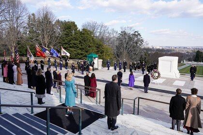 Biden, Harris y los ex presidentes Barack Obama y George W. Bush homenajean a los soldados caídos en el cementerio nacional de Arlington, en Virginia. REUTERS/Joshua Roberts/Pool