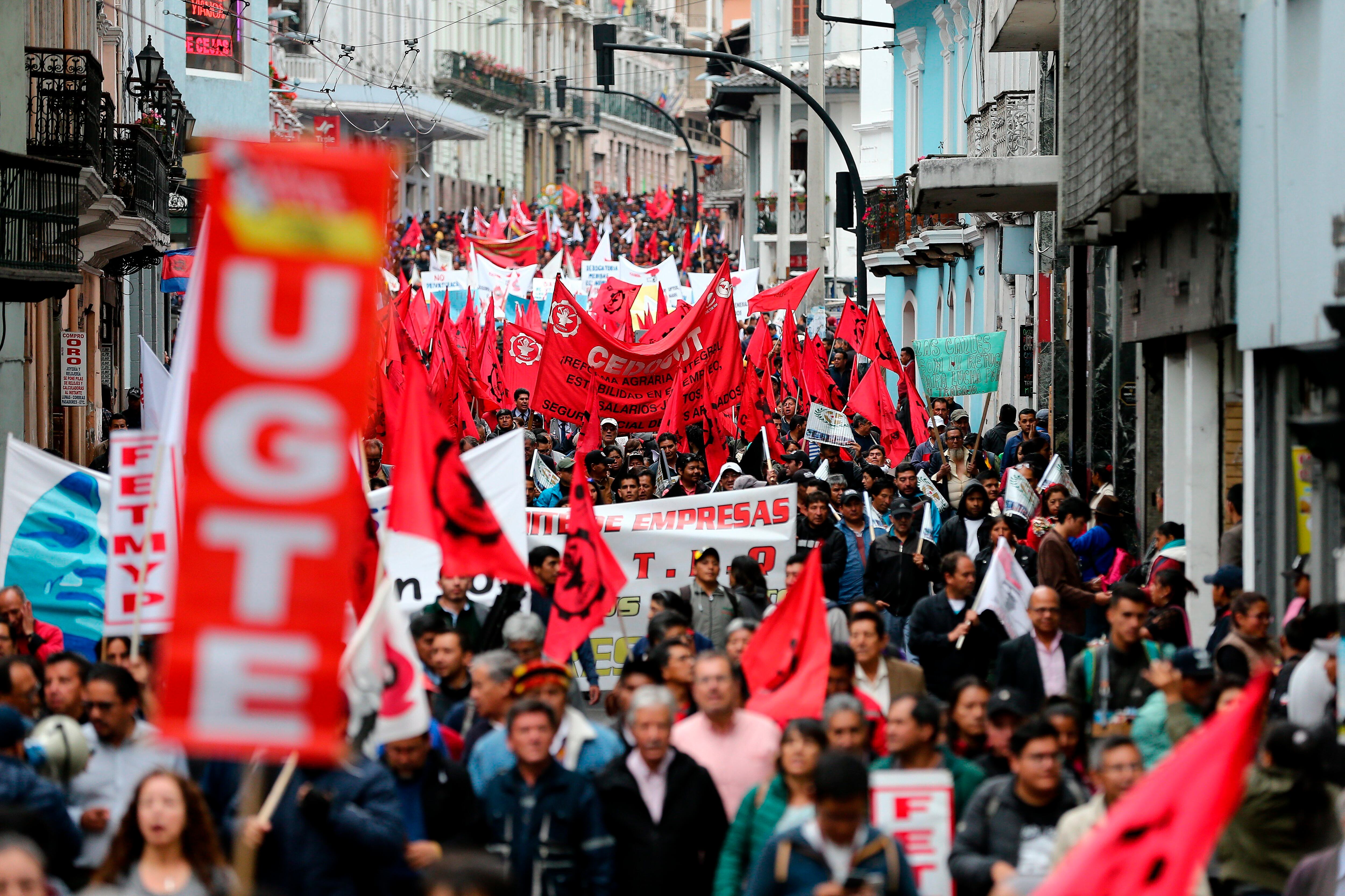 Fotografía de archivo en la que se registró una marcha convocada por el Frente Unitario de Trabajadores (FUT), la mayor central obrera de Ecuador, en Quito (Ecuador). EFE/José Jácome