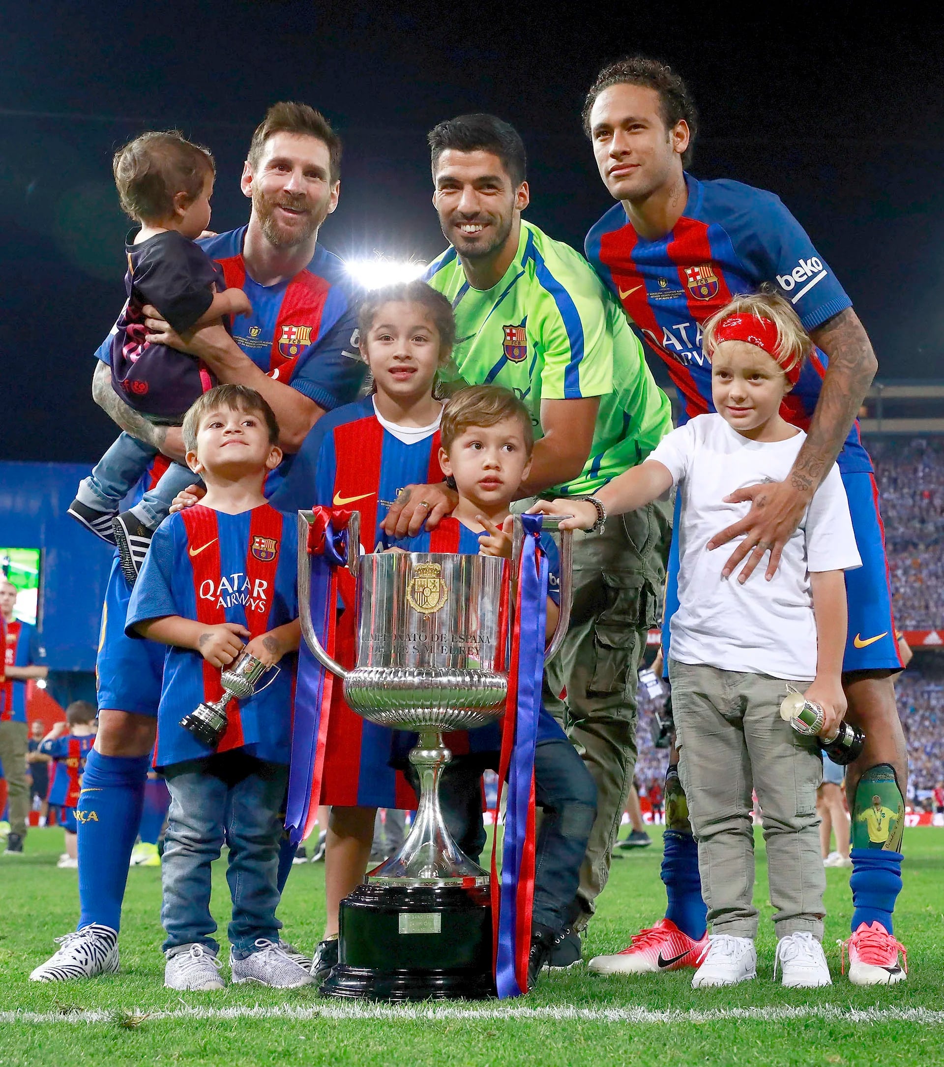 Los hijos de la MSN se divierten ante los fotógrafos presentes en el Calderón para inmortalizar la obtención de la Copa del Rey que logró el Barcelona con goles de Messi, Neymar y Alcácer