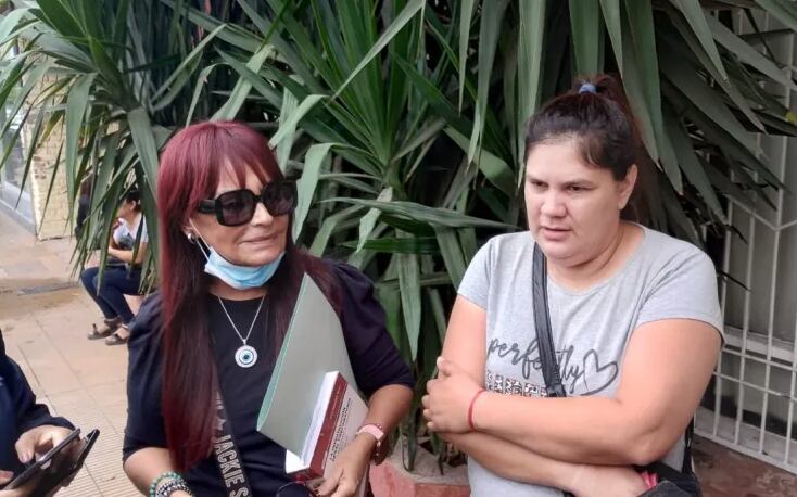 Laura Maria Bocek junto a la abogada Adriana Molina (Foto: Diario Chaco)