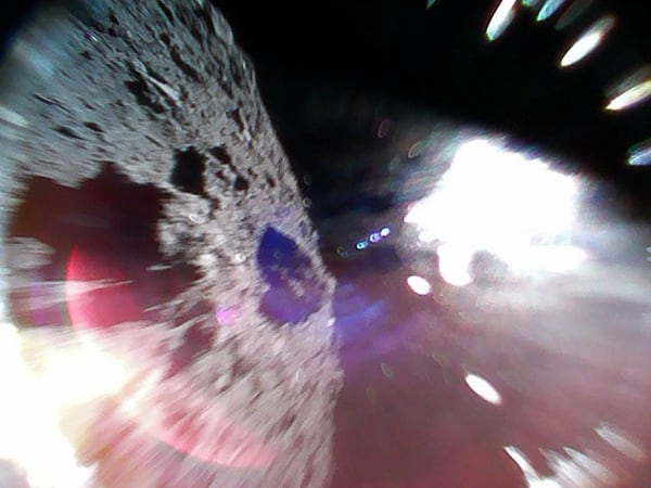 Una foto del asteroide tomada durante uno de los saltos de los robots (JAXA)