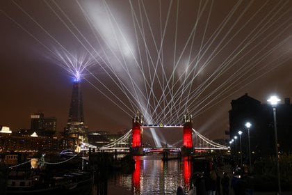 Espectáculo de luces sobre el río Támesis en Londres, Inglaterra (REUTERS/Simon Dawson)