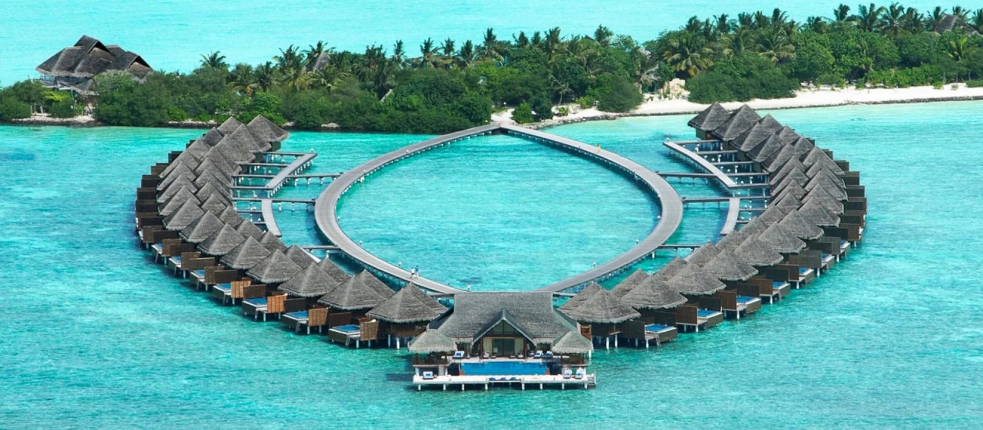 El exclusivo resort cuenta con bungalow para sus huespedes, cada una con piscina y salida directa al mar