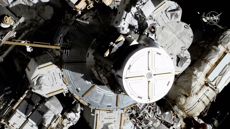 Imágenes de la primera caminata espacial completamente integrada por mujeres (AP)