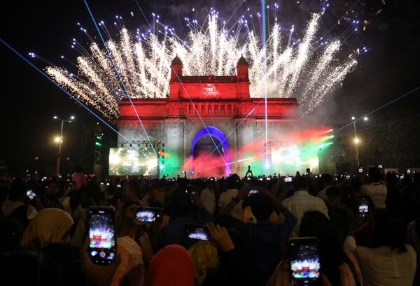 Fuegos artificiales sobre el monumento de la Puerta de la India el día de Año Nuevo en Mumbai (REUTERS/Francis Mascarenhas)