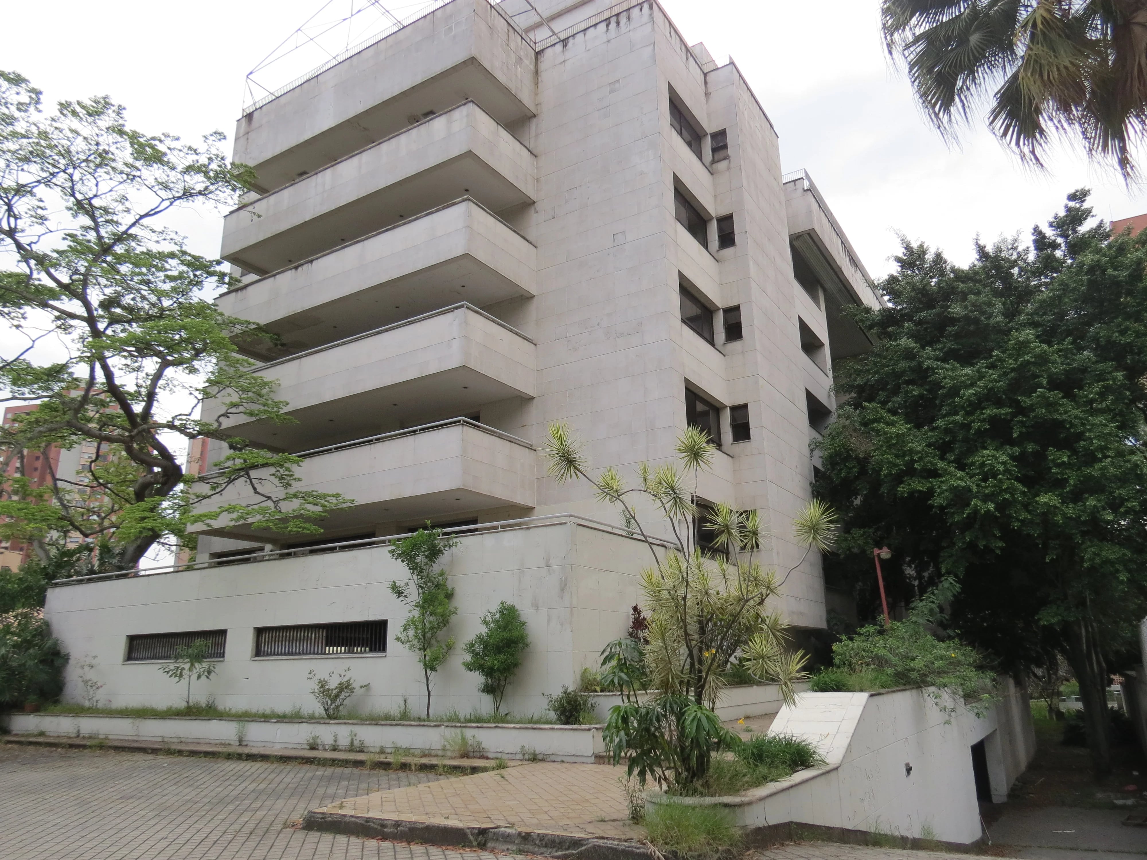 El edificio Mónaco, propiedad y residencia de la familia Escobar, fue el primer objetivo que eligió el Cartel de Cali para intentar matar al capo narco de Medellín. Comenzaba la guerra entre los mafiosos. Hoy el edificio está abandonado