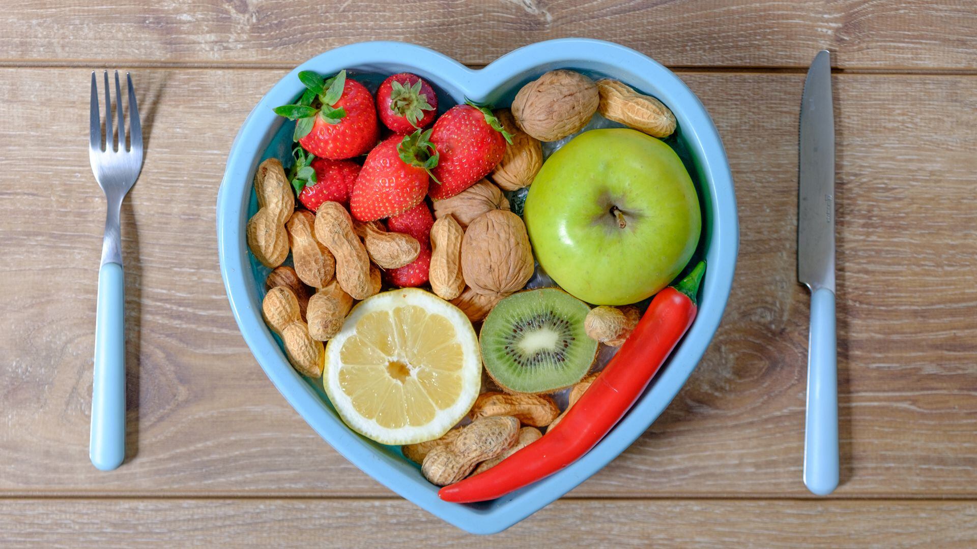 Preparar comidas en casa podría ser la clave para controlar mejor la ingesta de sodio y cuidar la salud del corazón (Getty)