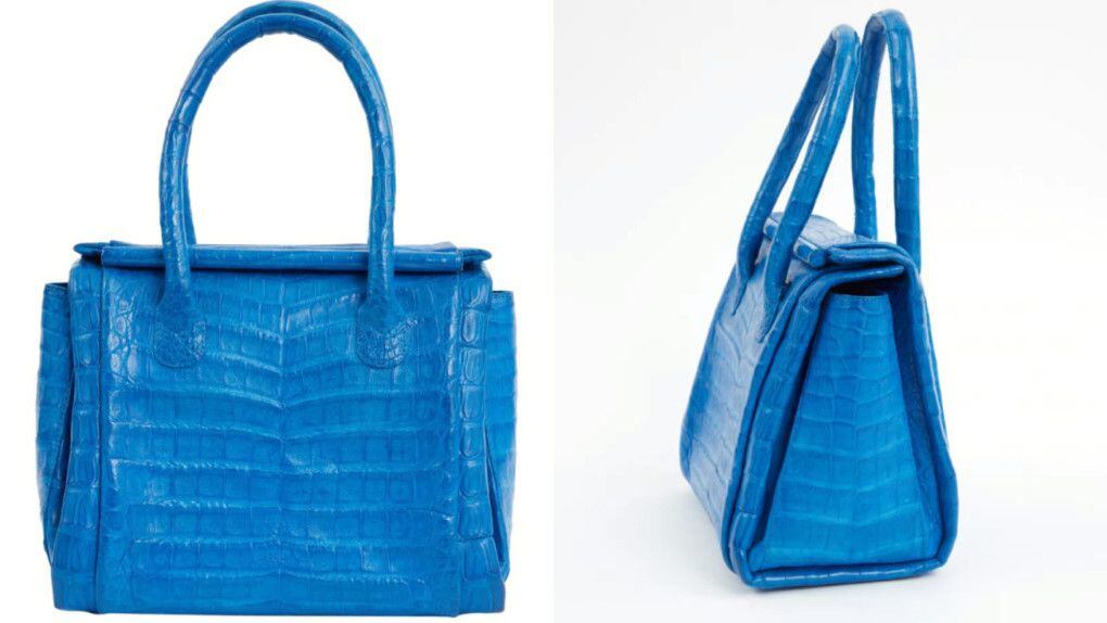 Bolso en piel de cocodrilo azul vivo con dos asas enrolladas diseñados por Nancy González - crédito vestiairecollective.com