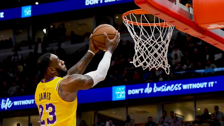 LeBron James fue contratado para llevar a los Lakers a lo más alto, pero el equipo no estuvo a la altura (Reuters)