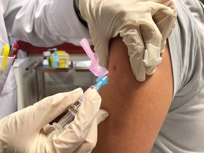 Imagen de archivo de una enfermera suministrando una vacuna (Europa Press)