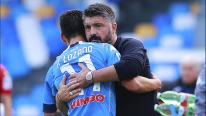 Lozano y el estratega Gennaro Gattuso (Foto: AP)