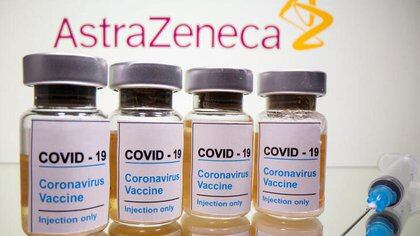 FOTO DE ARCHIVO. Imagen de ilustración de viales con la etiqueta "COVID-19/Vacuna coronavirus/Sólo inyección" junto al logo de AstraZeneca. 31 de octubre de 2020. REUTERS/Dado Ruvic