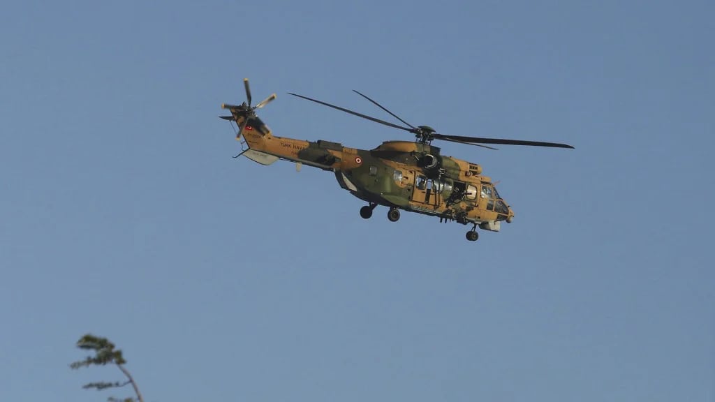 Helicóptero del ejército turco luego de los enfrentamientos (Reuters)