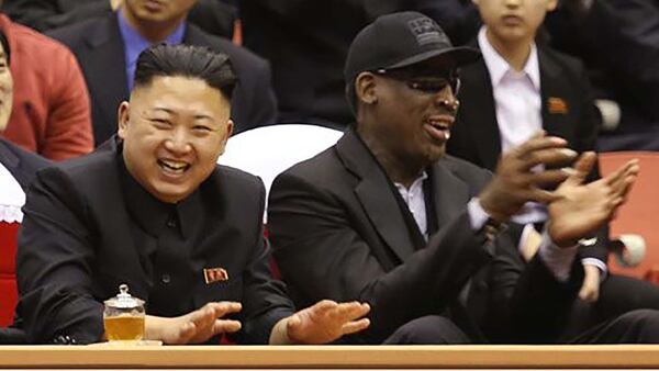 Dennis Rodman junto a Kim Jong-un, el dictador de Corea del Norte, quien es un fantático del basquetbol.