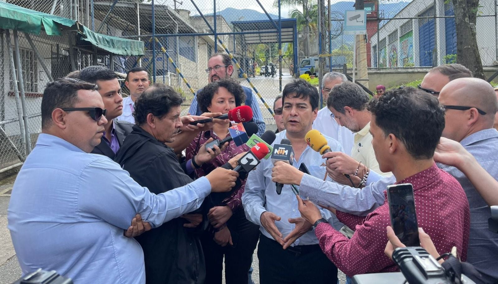 El alto comisionado Danilo Rueda anunció que, tras evaluar la voluntad expresada por voceros de las estructuras armadas ilegales de Medellín de sumarse a la política de Paz Total, se instalará una mesa de diálogo en la cárcel La Paz de Itagüí. @ComisionadoPaz/Twitter.