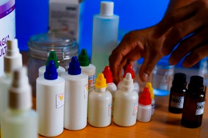 Fotografía de productos usados por promotores del uso del dióxido de cloro diluido en agua en proporciones específicas para tratar pacientes con COVID-19, en Quito (Ecuador). EFE/ José Jácome
