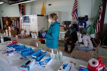 La enfermera Pat Heinen espera la llegada de nuevos pacientes para ser vacunados.  REUTERS/Paul Ratje