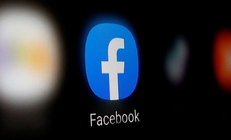 El logo de Facebook en un smartphone (REUTERS/Dado Ruvic/Illustration/File Photo)