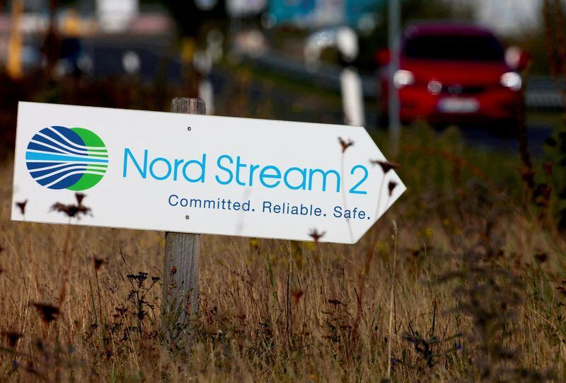 Imagen de archivo de un letrero en el camino que dirige el tráfico hacia la entrada de la instalación donde llega el gasoducto Nord Stream 2 en Lubmin, Alemania. 10 de septiembre, 2020. REUTERS/Hannibal Hanschke/Archivo